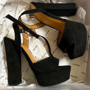 Report brand platform pumps size 5.5-6